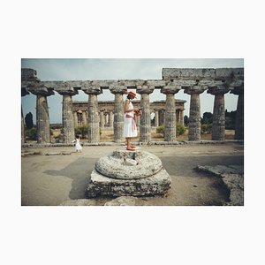 Slim Aarons, Laura Hawk en Paestum, Impresión digital tipo C con sello Estate