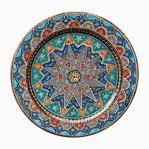 Piatto da parete colorato intagliato a mano