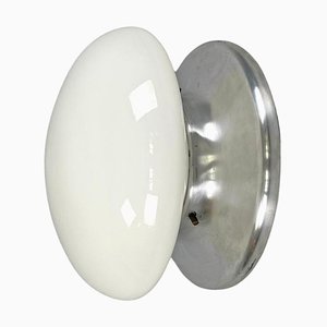 Lámpara de pared italiana moderna con base redonda de vidrio opalino y metal atribuido a Valenti Luce, años 70