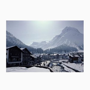 Slim Aarons, Main Street en Lech, Impresión digital tipo C con sello Estate