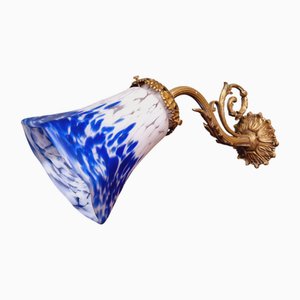 Lampada da parete in bronzo dorato e vetro maculato blu e bianco, inizio XX secolo