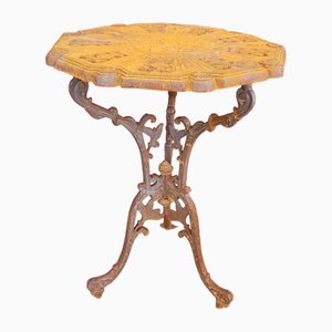 Mesa de jardín modernista de hierro fundido