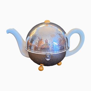 Deutsche Vintage Art Deco Kugelförmige Teekanne aus cremeweißem Porzellan mit versilbertem Thermomantel und Füßen aus gelbbraunem Bakelit von WMF, 1940er