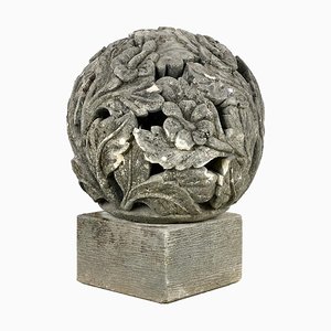 Gartenornament aus gemeißeltem Stein