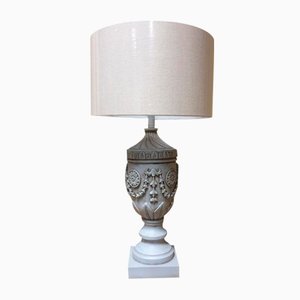 Große geschnitzte Tischlampe