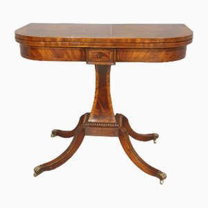 Mesa de juego de cartas de caoba con incrustaciones