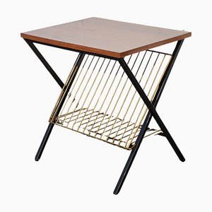 Mesa auxiliar francesa Mid-Century de formica y latón con revistero, años 60