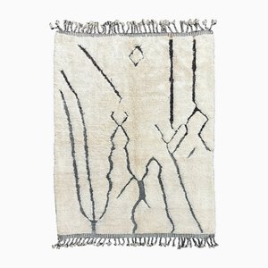 Weißer abstrakter marokkanischer Berber-Wollteppich