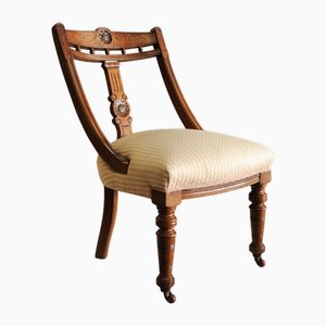 Silla de biblioteca victoriana de roble con tapicería a rayas, motivos tallados y ruedas de cerámica