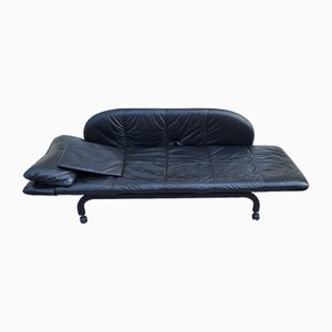 Sofá cama vintage ajustable con estructura de metal negro y funda y cojines de cuero negro, años 80