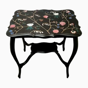 Mesa de té inglesa Chippendale de madera ebonizada con tablero pintado, años 30