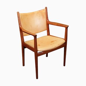 Butaca Wegner de roble patinado y cuero de Johannes Hansen, años 60