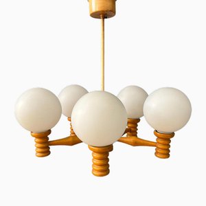 Lampadario Mid-Century in vetro opalino con struttura in legno