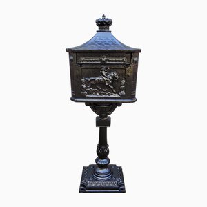 Boîte aux Lettres Anglaise en Fonte sur Pied Noir
