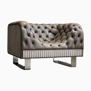 Butaca a medida de hormigón en cuero Napa peltre con detalles Chesterfield suaves