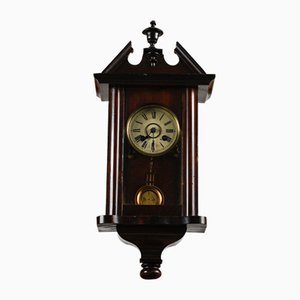 Wanduhr aus Holz mit Pendel und Schlüssel zum Aufziehen