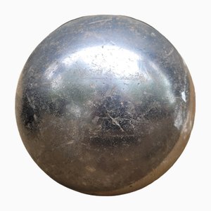 Sfera grande in metallo grigio