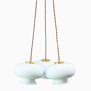 Lámpara colgante italiana Mid-Century de latón y vidrio opalino. Juego de 3