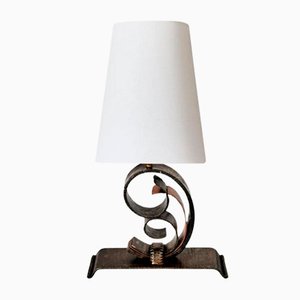 Französische Art Deco Tischlampe aus gehämmertem Eisen im Stil von Edgar Brandt, 1920er