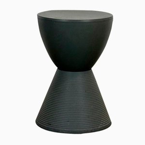 Mesa auxiliar Prince Aha de Kartell en gris oscuro de Philippe Starck