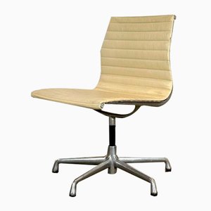 Sedia girevole EA 106 in pelle color crema di Charles & Ray Eames