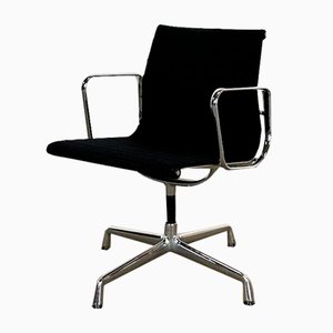 Vitra EA 108 Schwarzer Design Stuhl von Charles & Ray Eames