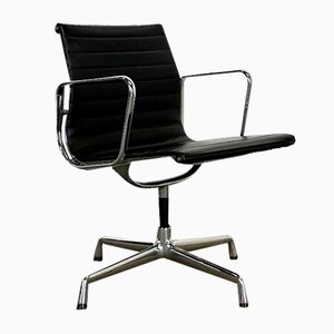 Sedia Vitra EA 108 nera di Charles & Ray Eames