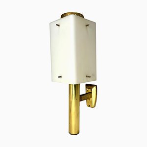 Farol grande de latón y vidrio opalino atribuido a Stilnovo, Italia, años 50