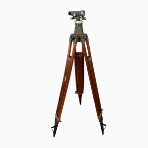Strumento di misura vintage su treppiede in legno