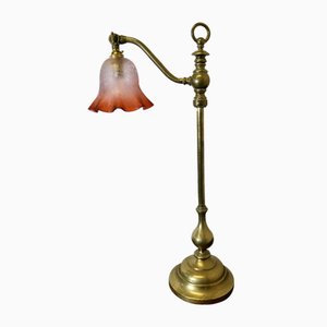 Französische Messing Schreibtisch-/Tischlampe mit detailliertem rosa/bernsteinfarbenem Glasschirm, 1890er