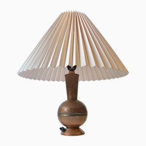 Lampada da tavolo moderna in rame testurizzato, Scandinavia, anni '50
