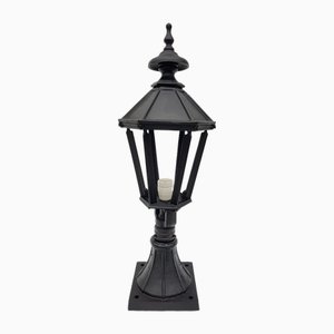 Antike klassische viktorianische gusseiserne Stehlampe Laterne auf Sockel Außenlampe