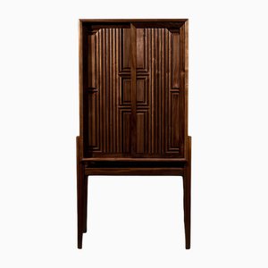 Carlito Schrank aus Nussholz von Atelier Blouberg