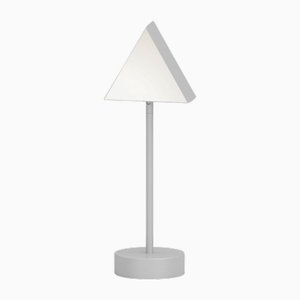 Lámpara de escritorio triangular de níquel de Atelier Areti