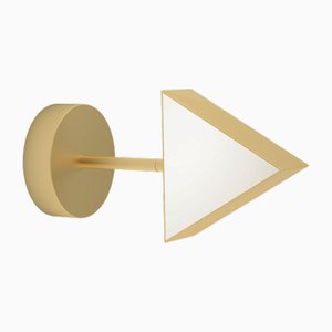 Lámpara de pared triangular de latón de Atelier Areti