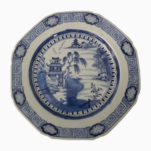 Achteckiger Teller in Blau und Weiß