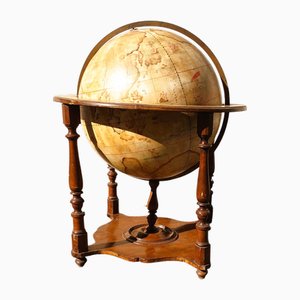 Terrestrischer Globus auf Ständer in der Bibliothek, Anfang des 20. Jahrhunderts