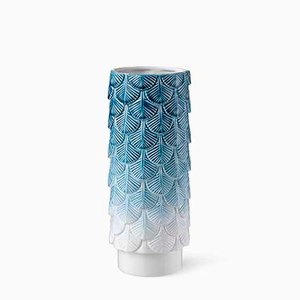 Vaso Plumage decorato a mano bianco e blu di Cristina Celestino per BottegaNove