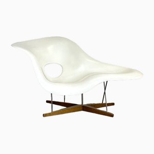 Poltrona La Chaise di Charles & Ray Eames per Vitra