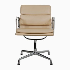 Sedia Ea-208 Softpad in pelle beige di Charles Eames, inizio XXI secolo