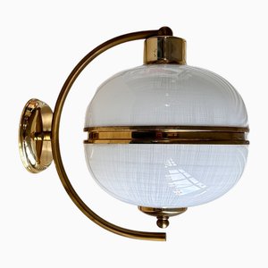 Lampada da parete Mid-Century in vetro lattimo e ottone, Italia, anni '70