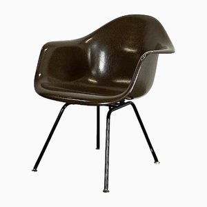 Poltrona DAR in fibra di vetro di Charles & Ray Eames per Herman Miller