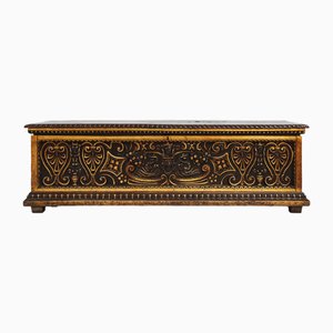 Cassettiera grande in quercia veneziana intagliata e policroma, Italia