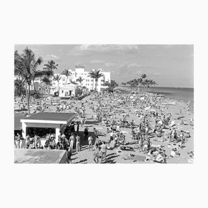 Gente en la playa en Miami, Florida, Estados Unidos, años 60