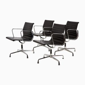Sedia girevole da ufficio EA108 di Charles & Ray Eames per Vitra, inizio XXI secolo