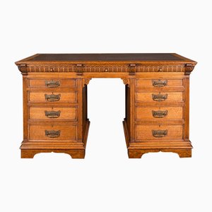 Escritorio de pedestal inglés antiguo de roble y cuero de Merryweather & Son, década de 1890