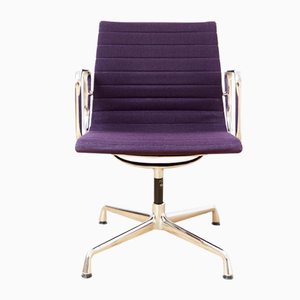 Sedia girevole EA108 di Charles & Ray Eames per Vitra