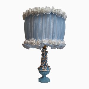 Vintage Tischlampe mit blauem Keramiksockel mit weißen Blumen und handgefertigtem Stoffschirm von Lamplove, 1970er
