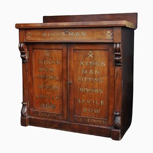 Chiffonnier du 19ème siècle en acajou sculpté et doré à la main avec accessoire de marque Kingsman de la franchise de cinéma