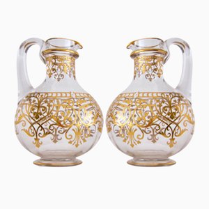 Arts and Crafts Handbemalte goldene Kristallkrüge von Cristalleries Saint-Louis, Frankreich, 1900er, 2er Set
